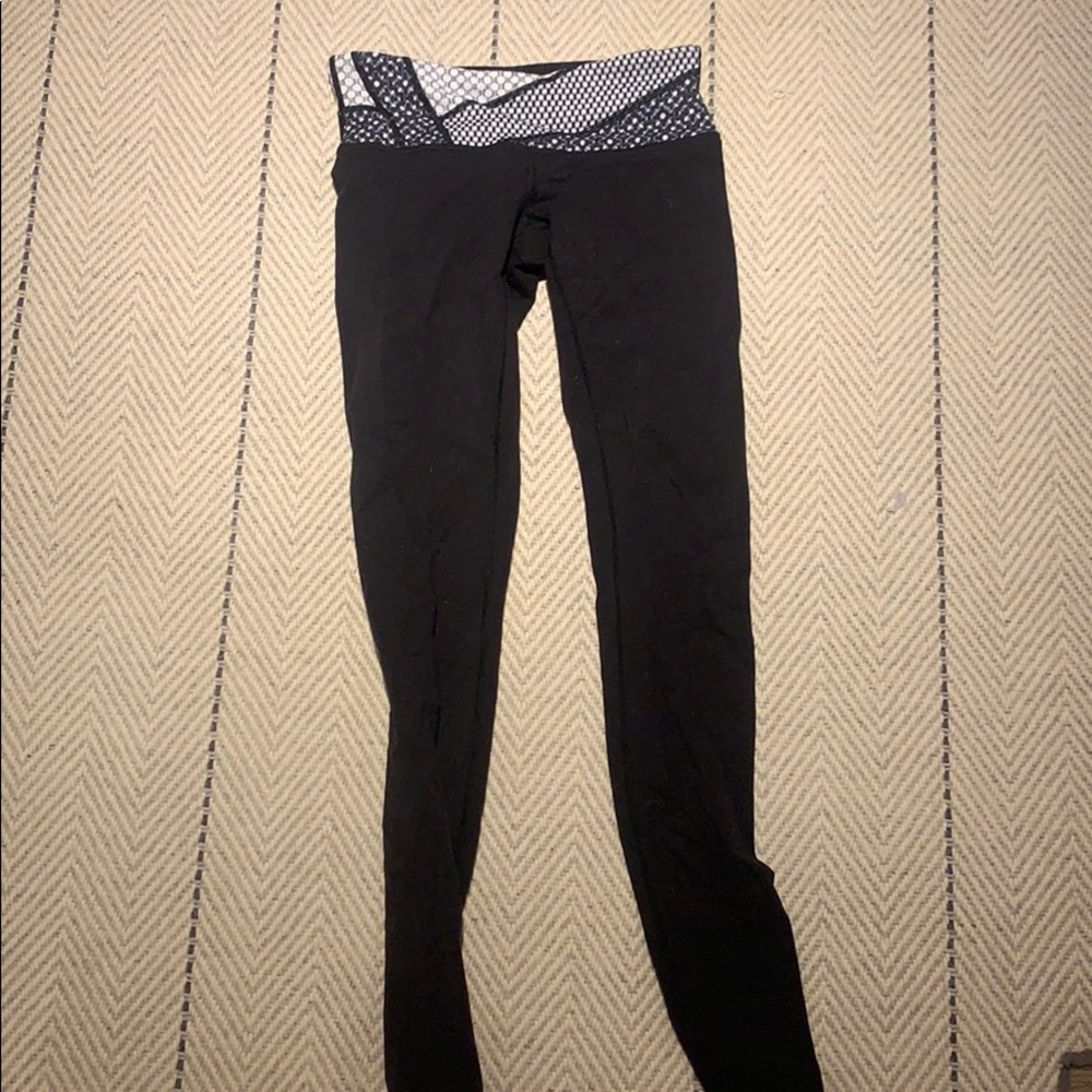 Lululemon size 4 leggings in black with pattern.